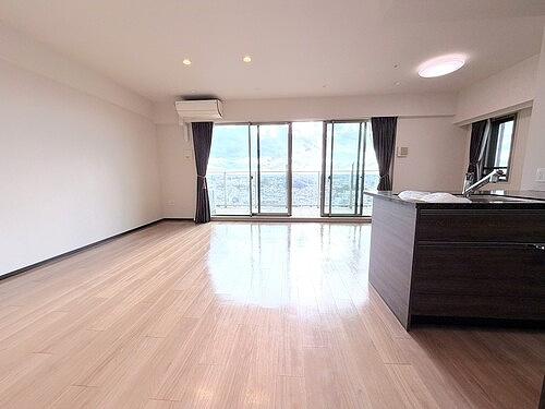 ライオンズプレイズ鳴海タワーの居間・リビング|リビングダイニング（カーテンは無償貸与品）