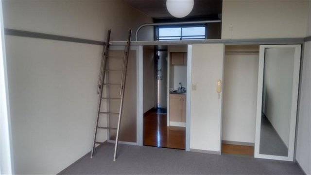 レオパレスＦＩＮＥの居間・リビング