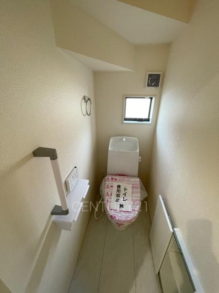 第1前橋小屋原 1号棟のトイレ|１階トレイです。
温水シャワー洗浄機能付きです。
手摺り付きです。