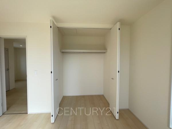 第1前橋小屋原 1号棟の収納|ハンガーパイプ付きクローゼットです。