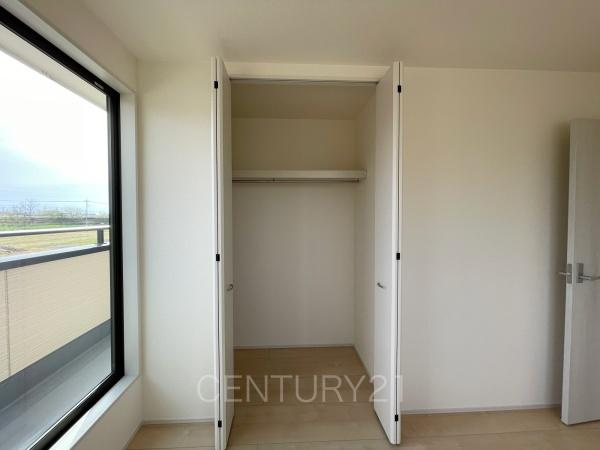 第1前橋小屋原 1号棟の収納|ハンガーパイプ付きクローゼットです。