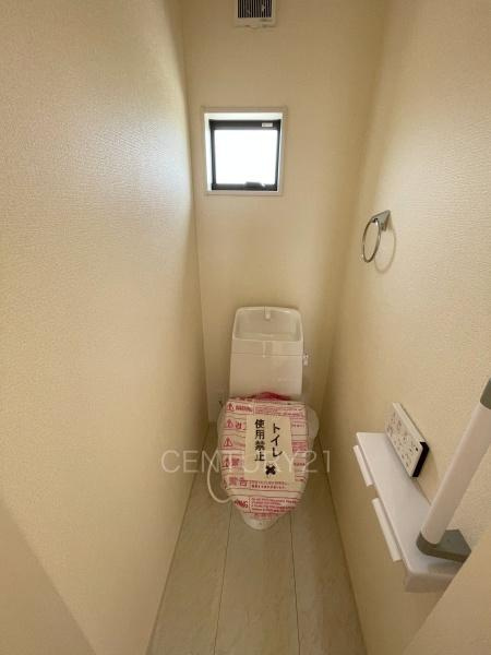 第1前橋小屋原 1号棟のトイレ|２階トイレです。
温水シャワー洗浄機能付き。
手摺り付きです。