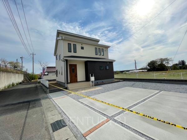 第1前橋小屋原 1号棟の前面道路含む現地写真|並列駐車可能な駐車場スペースです。