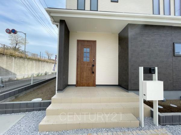 第1前橋小屋原 1号棟の玄関|スマートキー付きの玄関。
鍵を探すことなくドアの開閉が可能です。
郵便物を守る鍵付きポストです。
インターホンは録画機能付きで防犯面に優れます。