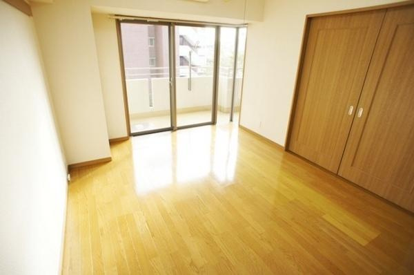 ケニーフラッツ玉川の居間・リビング