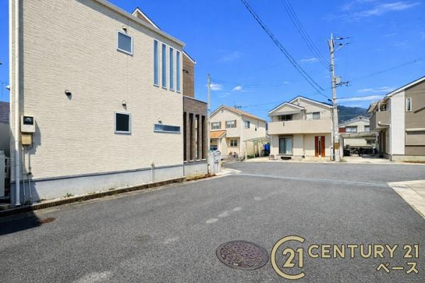 香芝市磯壁１丁目　一戸建の前面道路含む現地写真