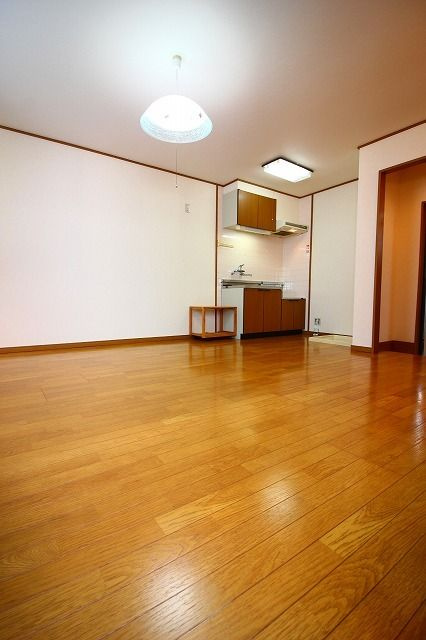 ヴェルデ360の居間・リビング|10帖の広々とした洋室です