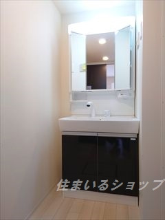 広島市安佐北区可部２丁目のアパートの洗面所|三面鏡付きシャンプードレッサー