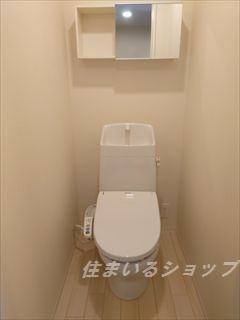 広島市安佐北区可部２丁目のアパートのトイレ|シャワートイレ・ミラー付き収納あり