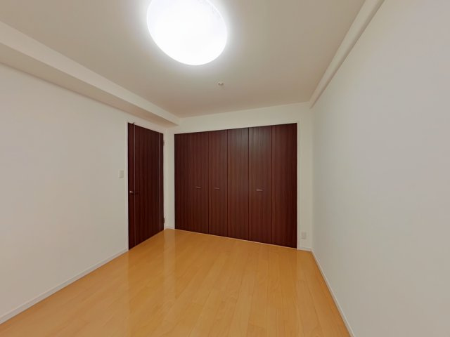 アルファステイツ大学病院通りの洋室|南側洋室6.1帖。クローゼット付きで、使いやすいお部屋です。