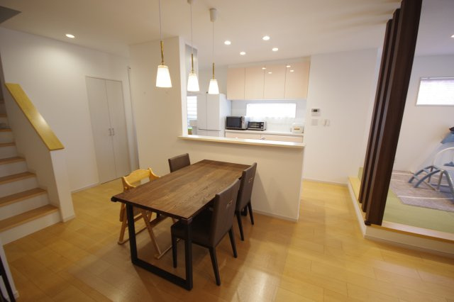真岡市台町　戸建の居間・リビング|対面式キッチン・リビング階段