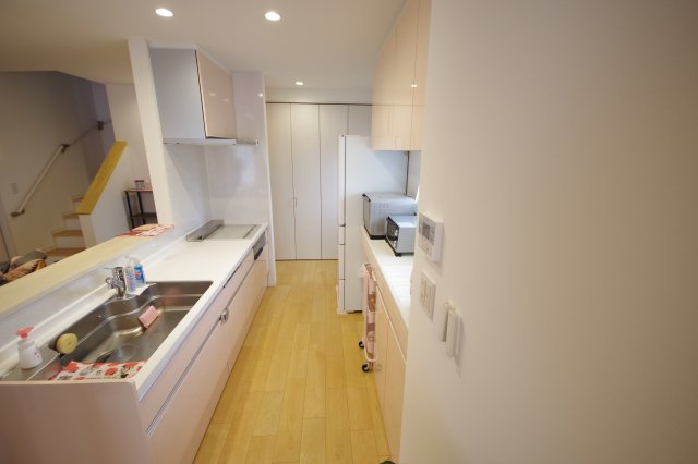 真岡市台町　戸建のキッチン|２方向で行き来出来るので家事導線がスムーズ