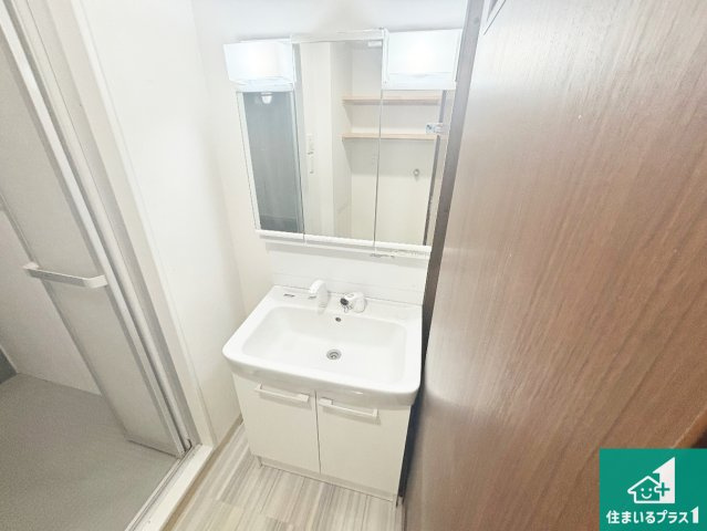 グランプレステージ明石魚住の独立洗面台|清潔感のある洗面台です。フラットな鏡は掃除がしやすく毎日清潔！鏡裏には収納があるのでスッキリとした洗面台が保てます。