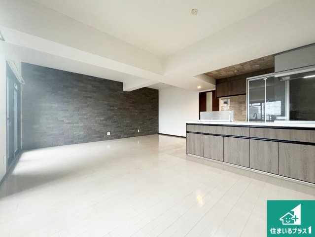 グランプレステージ明石魚住の居間・リビング|日当たり良好の明るいリビングで朝の目覚めもスッキリできそう！対面キッチンでご家族のコミュニケーションも自然と増える設計！小さなお子様が遊ぶスペースを作っても広々とくつろげるLDK！