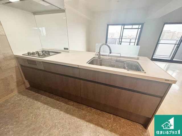 グランプレステージ明石魚住のキッチン|子供を見守りながらお料理が出来るため家族のコミュニケーションか増えます♪スペースが広く確保されている為お子様が大きくなったときは一緒に料理を楽しめます♪