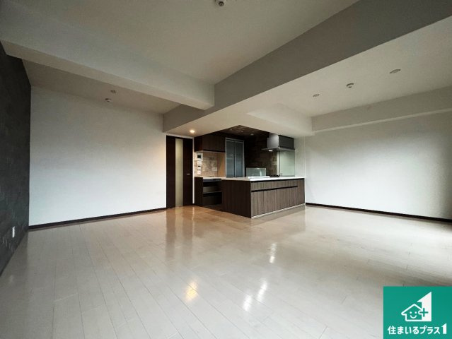 グランプレステージ明石魚住の居間・リビング|リビングと統一感があり、使い勝手のいいキッチン。広々としているので、二人並んで作業が出来ちゃいます。お子様と一緒に色々なお料理に挑戦できるスペースがあります。