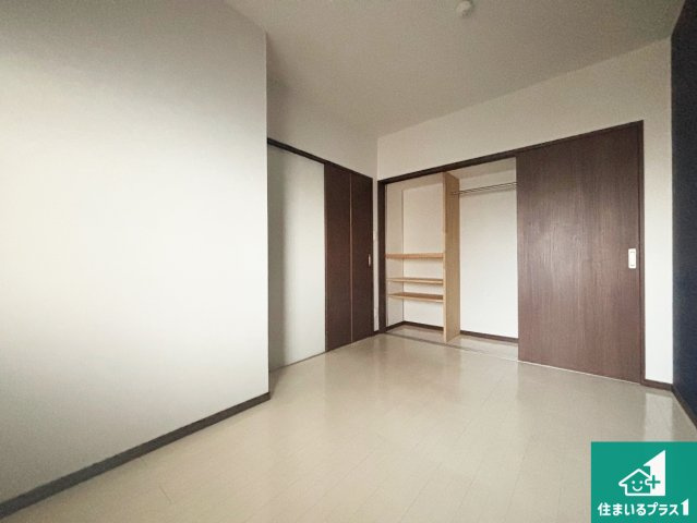 グランプレステージ明石魚住の洋室|収納スペースが充実しているので子供の成長に合わせてたくさん収納ができます！家族構成に合わせた様々な活用ができる収納！