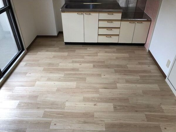 エレガンス喜連の洋室