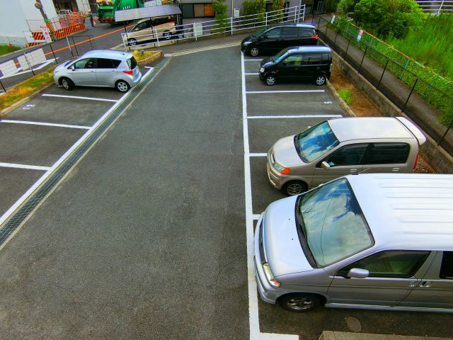 ラルジュウエストの駐車場