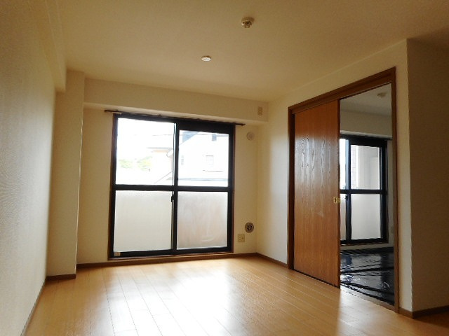 ラルジュウエストの居間・リビング