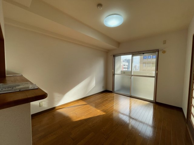 ユタカ第2ビルの居間・リビング