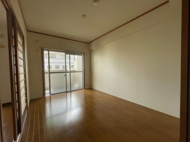 ユタカ第2ビルの居間・リビング