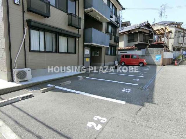 ウエストアヴェニューの駐車場