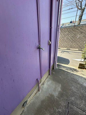 【展望】 | ポルポラ | 共用廊下内、玄関横に洗濯機置き場があります！専用のカバーも売っているのでこれを使えば洗濯機が雨に濡れません♪