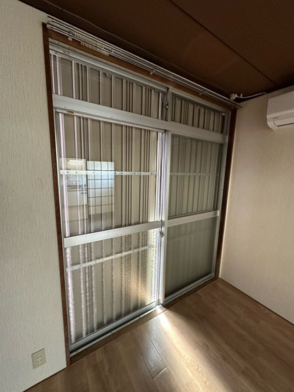 【セキュリティ】 | ポルポラ | 雨戸付きなので夜やお出かけ時も安心です！雨戸は冬場の寒さ対策にもなります◎