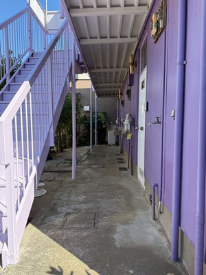 【その他共用部分】 | ポルポラ | 共用廊下です♪雨に濡れずにお部屋に入ることができ、荷物が多い日も便利ですね☆