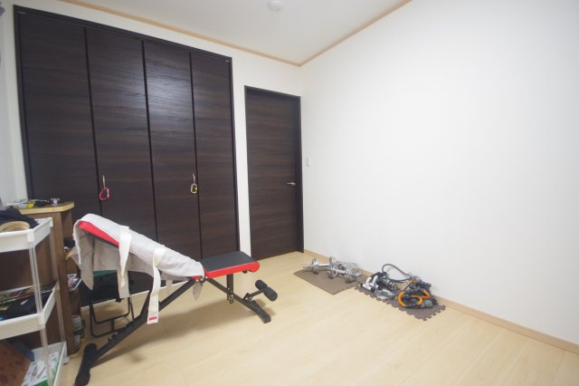 宇都宮市上欠町　戸建ての洋室|洋室収納、箪笥等なくても十分に衣類が収納出来ます