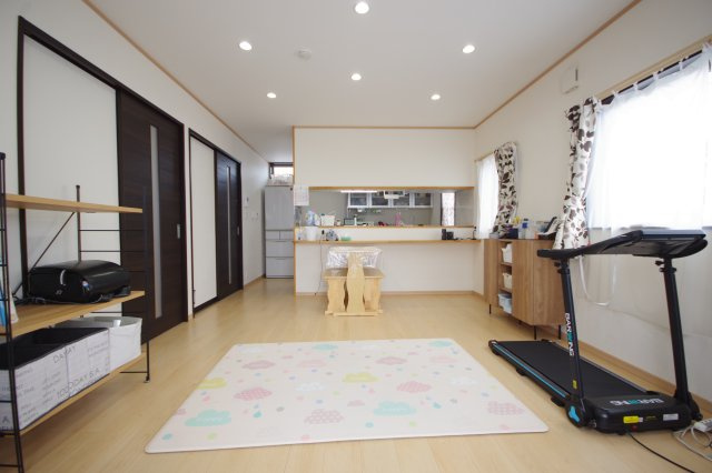 宇都宮市上欠町　戸建ての居間・リビング|約16帖のLDK