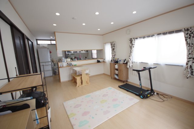 宇都宮市上欠町　戸建ての居間・リビング|南向きの明るいリビングです