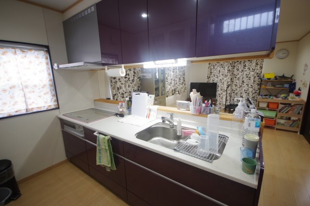 宇都宮市上欠町　戸建てのキッチン|作業スペースが広くゆとりあるシステムキッチン