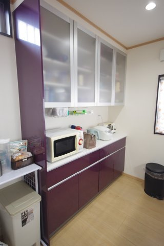 宇都宮市上欠町　戸建ての独立洗面台|身嗜みが整えやすい三面鏡が嬉しいポイント