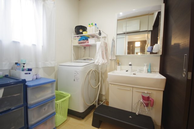 宇都宮市上欠町　戸建ての独立洗面台|身嗜みが整えやすい三面鏡が嬉しいポイント