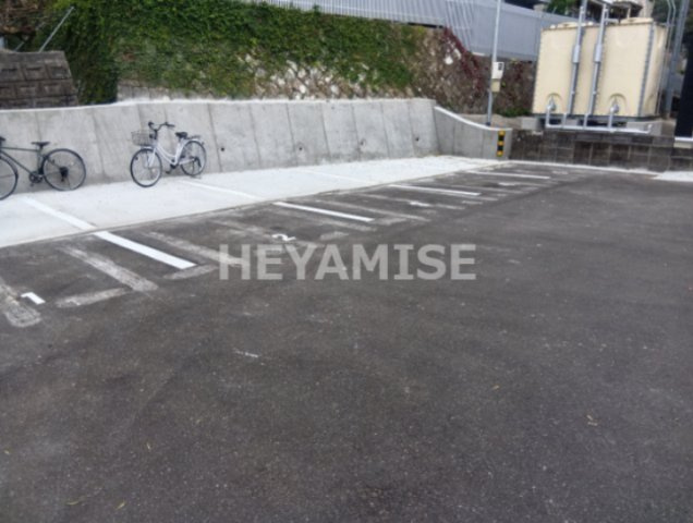 デ・クメール西小路の駐車場