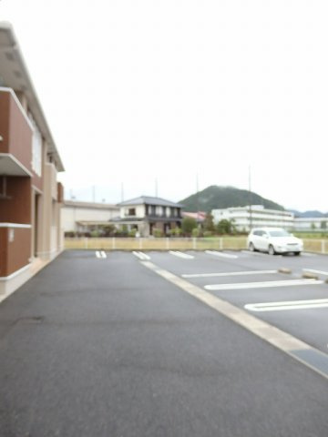 アヴェイラブルＡ棟の駐車場|駐車場完備です