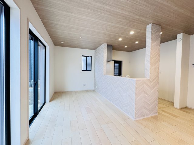 松戸市馬橋新築戸建【馬橋小学校：7分】の居間・リビング|16.87帖リビングダイニングキッチン・リビングガス栓付き