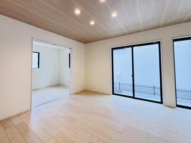 松戸市馬橋新築戸建【馬橋小学校：7分】の居間・リビング|16.87帖リビングダイニングキッチン