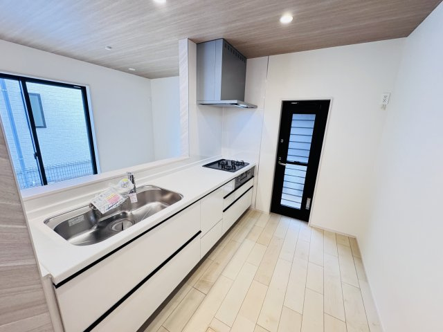 松戸市馬橋新築戸建【馬橋小学校：7分】のキッチン|お手入れしやすいレンジフード・勝手口付き