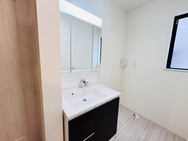 松戸市馬橋新築戸建【馬橋小学校：7分】の独立洗面台|シャワーヘッド付き三面鏡洗面化粧台