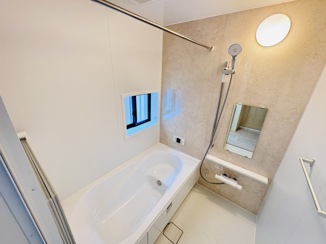 松戸市馬橋新築戸建【馬橋小学校：7分】の浴室|手元で水流切り替えシャワーヘッド・足を伸ばせる広々浴槽で毎日リラックス♪