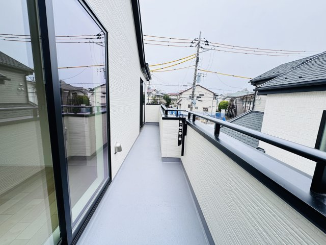 松戸市馬橋新築戸建【馬橋小学校：7分】のバルコニー|南向きワイドバルコニー・日当たり良好♪