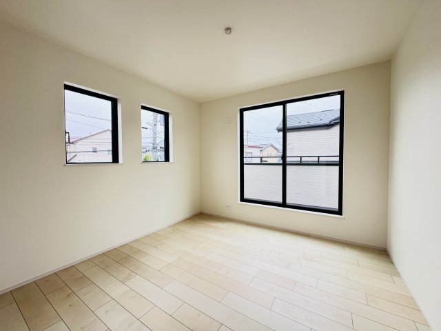 松戸市馬橋新築戸建【馬橋小学校：7分】の子供部屋|6.62帖洋室・南側バルコニー前の明るいお部屋です♪