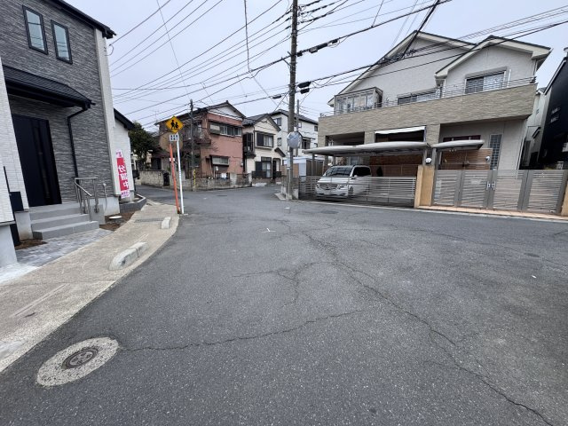 松戸市馬橋新築戸建【馬橋小学校：7分】の前面道路含む現地写真|東側前面道路