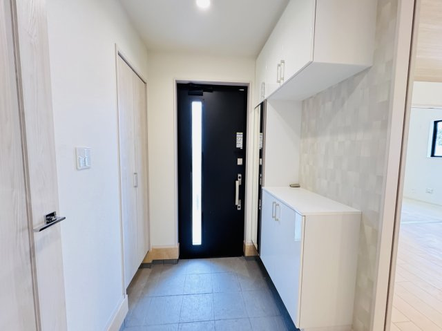 松戸市馬橋新築戸建【馬橋小学校：7分】の玄関|玄関ホール・ミラー付きシューズボックス