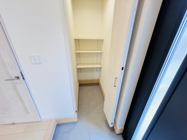 松戸市馬橋新築戸建【馬橋小学校：7分】の玄関|玄関ホール横・シューズインクローク（可動棚）