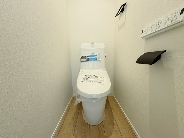 板橋区上板橋2丁目 全4棟 4号棟のトイレ|トイレは1階、2階それぞれ設置しているので忙しい朝にも便利です(4号棟)