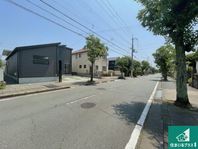 5日(土)6日(日)現地ご見学可能！ 川西市清和台西　第2期　新築一戸建ての前面道路含む現地写真|周辺は閑静な住宅街！前面道路広々で車の出し入れも便利です。駐車が苦手な方でも安心して車庫入れできます！